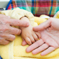 El bebé de nueve meses que recibió un pedacito de su abuela para sobrevivir