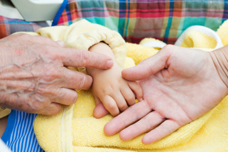 El bebé de nueve meses que recibió un pedacito de su abuela para sobrevivir