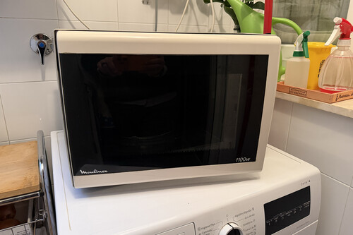 Durante años las madres nos han dicho que no es bueno acercarse al microondas mientras funciona: en parte, tenían razón