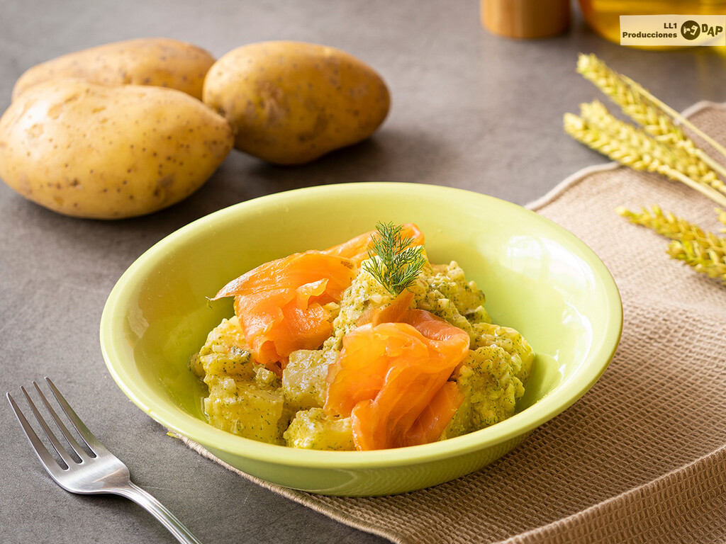 Ensalada de salmón ahumado, una receta fácil, ideal para no complicarse en Navidad