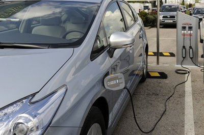 Toyota impulsa la tecnología de recarga de baterías para híbridos y eléctricos