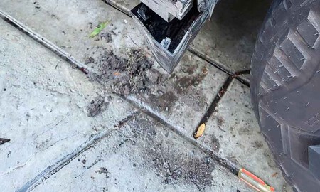 A la Tesla Cybertruck le crece césped dentro