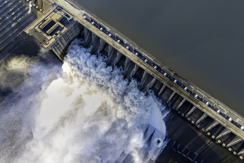 água ciando de barragem. Créditos: banco de imagens