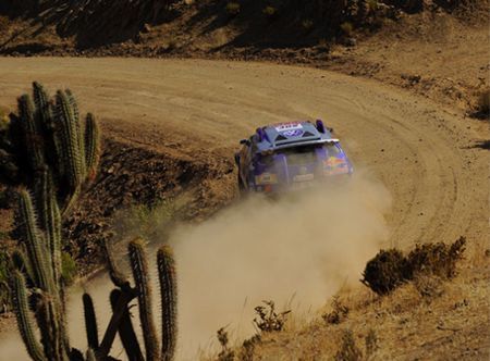 Carlos Sainz más líder del Dakar a las puertas del desierto