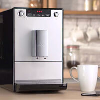 Esta cafetera superautomática de Melitta es compacta y está muy rebajada: prepara un café cremoso en segundos 