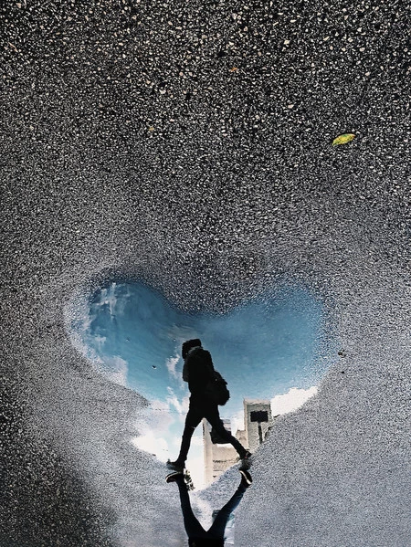 iPhone を持つディナ・アルファシ (イスラエル) の写真