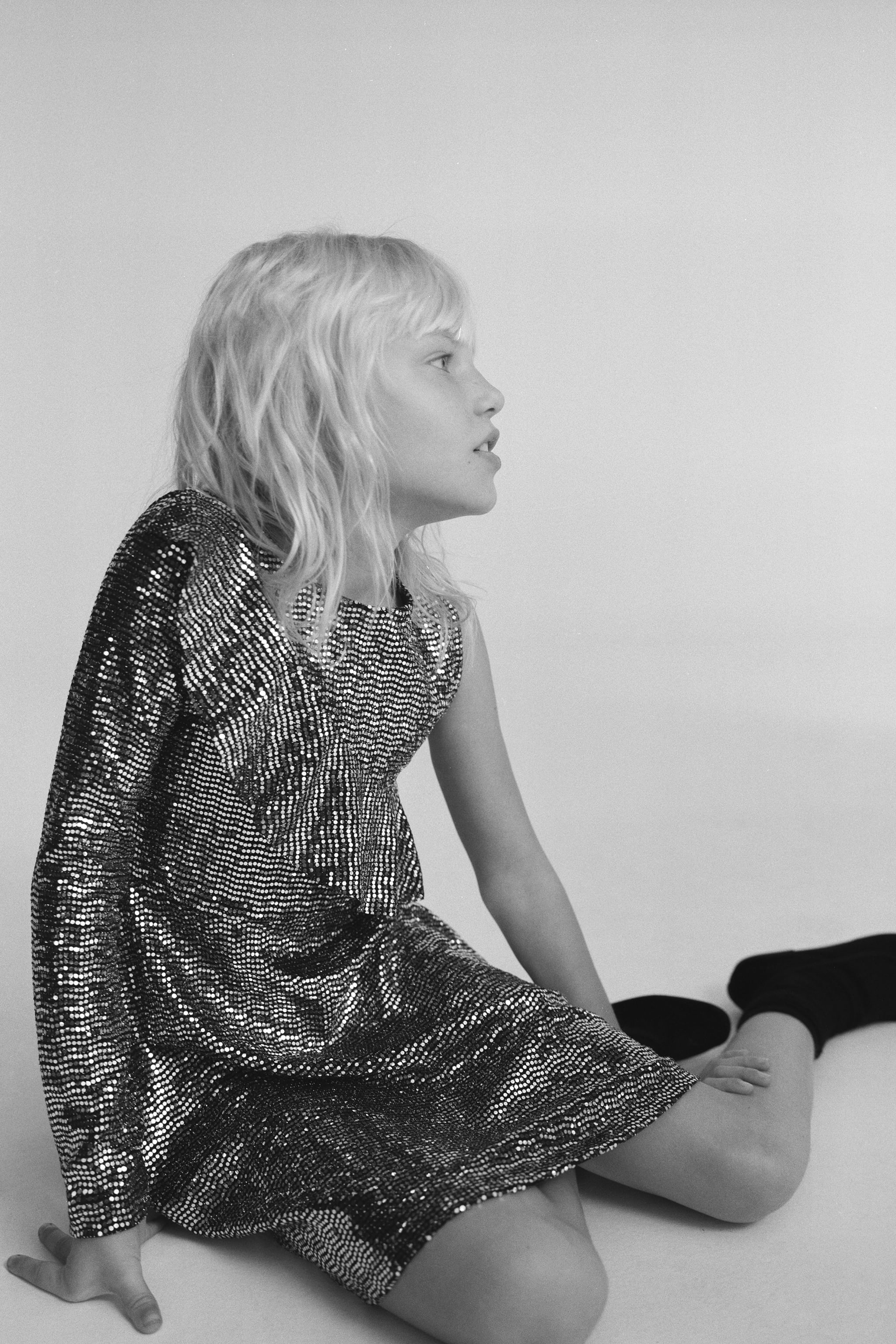 Vestido asimétrico con cuello redondo y manga larga.