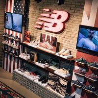 Las zapatillas versátiles y en el color ideal para el otoño, son de New Balance y están casi al 50% de descuento