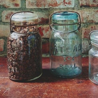 Cómo quitar las letras grabadas de los frascos de vidrio: el truco para reutilizarlos como decoración 
