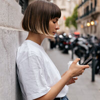 Hemos convertido WhatsApp en un "chupete emocional". Y la ciencia advierte que nos está haciendo más frágiles