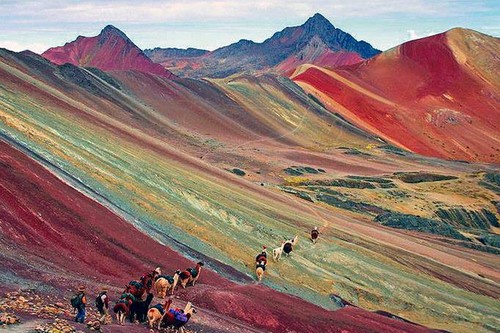 La montaña más colorida del mundo (y la ruta de senderismo del momento)