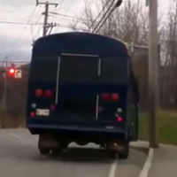 Un chaval de 12 años, cazado al volante de un autobús escolar robado en Estados Unidos