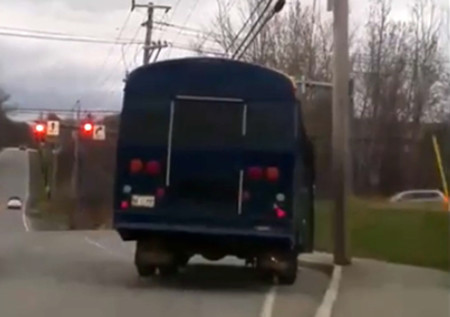 Un chaval de 12 años, cazado al volante de un autobús escolar robado en Estados Unidos