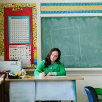 Miles de maestros presentaron un examen para ascender en México. Algunos fueron sorprendidos haciendo trampa con su celular 