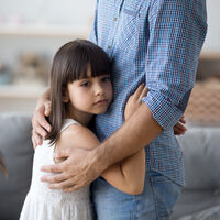 La paradoja de la sobreprotección: al "limpiar el camino" de nuestros hijos, fabricamos adultos que se quiebran a la primera 