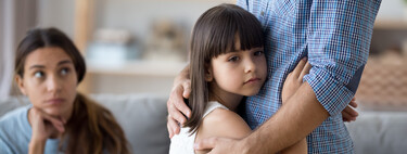 Padres que lo resuelven todo y adultos que no resisten nada: el costo oculto de la crianza sobreprotectora