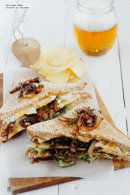 Sándwich de huevo con cebolla caramelizada. Receta fácil para el desayuno o tentempié