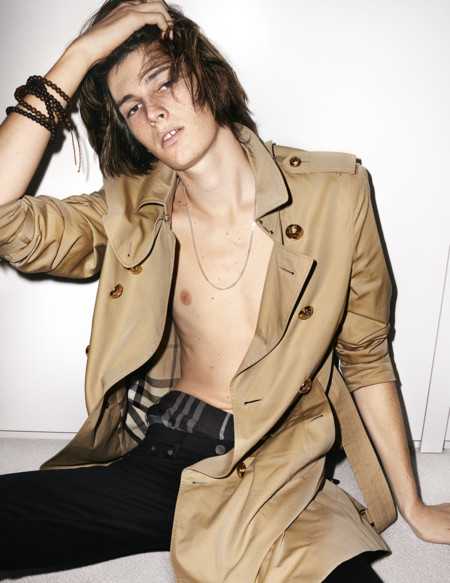 Christopher Bailey contrata a Dylan Brosnan para ofrecer una imagen más fresca y chic de Burberry