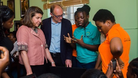 Tim Berners-Lee, el padre de internet, en el 31 aniversario de la WWW: "la web no está sirviendo a las mujeres y a las niñas"