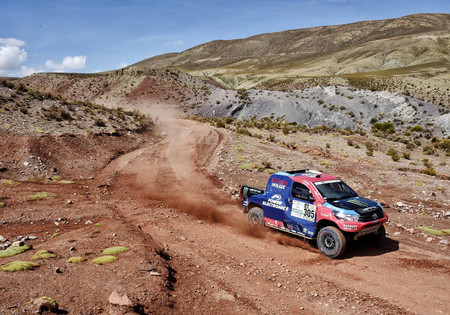 Nani Roma con el Toyota Hilux V8 4x4