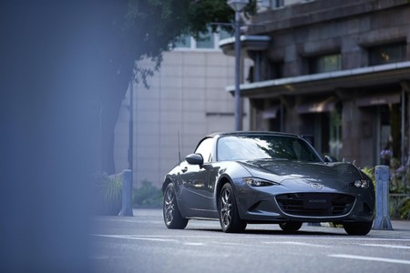 Mazda MX-5 2020: nuevo color de carrocería, más equipo de seguridad y detalles estéticos al interior