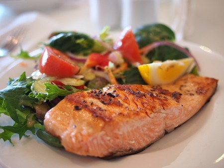 Comer pescado y alimentos ricos en Omega 3 podría ayudar a los niños con asma a respirar mejor