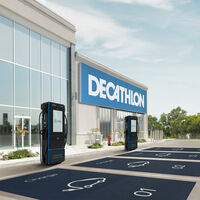 Los grandes comercios quieren su trozo del pastel del coche eléctrico: Decathlon sigue a Mercadona y estrenará 400 puntos de carga