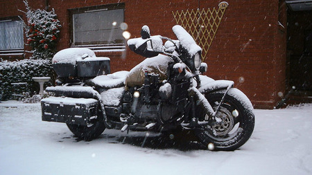 Moto bajo la nieve