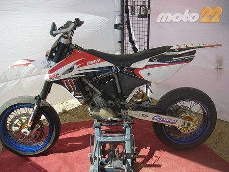 Descubrimos los secretos de la BMW G450X Supermotard con el equipo SRC