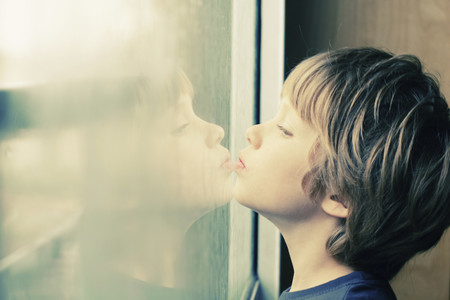 "Si ven algo que no entienden, no insulten": el padre de un niño con autismo denuncia que sus vecinos lo increparan por salir a la calle