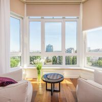 Que tu ventana se oscurezca cuando le da el sol es ideal para ahorrar en aire acondicionado. Esta además puede almacenar energía 