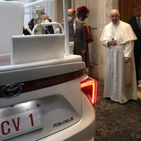 El coche de hidrógeno llega al Vaticano: el Toyota Mirai se tranforma en el nuevo papamóvil