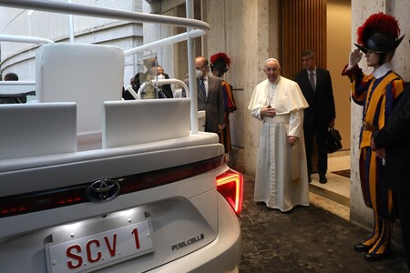 El coche de hidrógeno llega al Vaticano: el Toyota Mirai se tranforma en el nuevo papamóvil