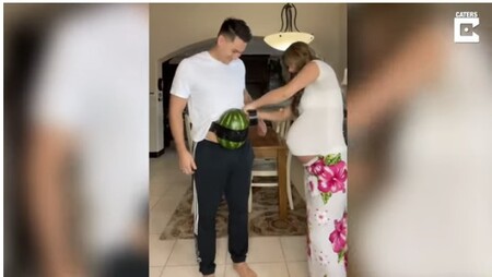 Un hombre embarazado de una sandía se pone en la piel de su mujer y el vídeo se vuelve viral
