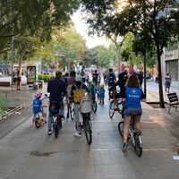 El Bicibús, una innovadora y curiosa iniciativa de transporte para que los niños de Barcelona vayan al cole en bicicleta 