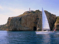 Navegando a vela por el cabo de la Nao y la isla del Descubridor 
