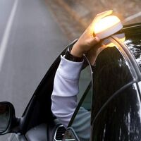 La DGT reconocerá la luz de emergencia V-16 en 2021 y podría ser alternativa a los triángulos en 2024