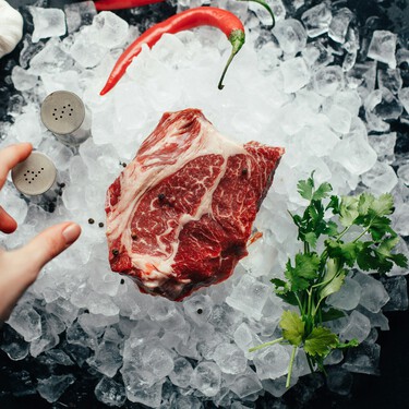 He salido de casa y se me ha olvidado sacar la comida del congelador: un truco para hacerlo en 10 minutos y sin microondas