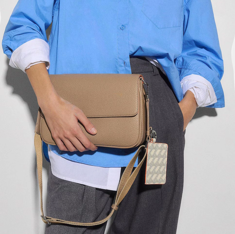 Parfois - Bandolera de mujer con solapa y cierre imantado con tarjetero extraíble.