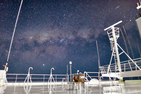Cómo fotografiar la Vía Láctea y la bioluminiscencia marina desde un barco mercante, por Santiago Olay