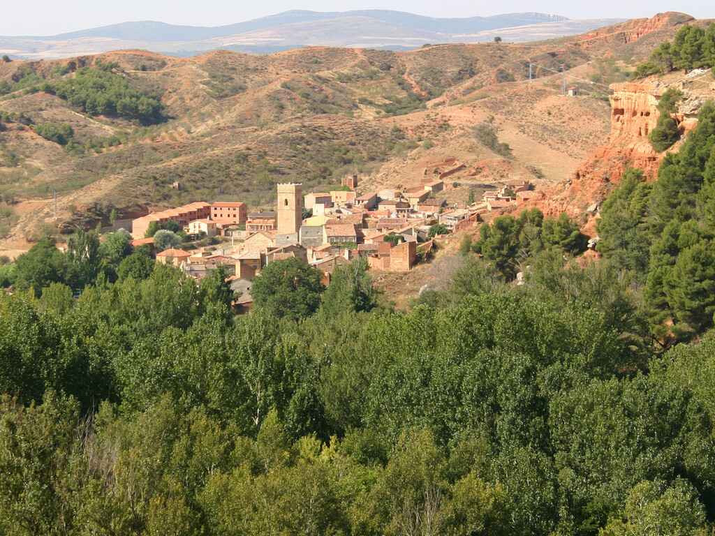 El pueblo sorpresa de Zaragoza entre retablos góticos, castillo, cuevas, y, quizás, uno de los manantiales más raros de España 