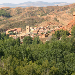 El pueblo sorpresa de Zaragoza entre retablos góticos, castillo, cuevas, y, quizás, uno de los manantiales más raros de España 