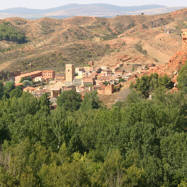 El pueblo sorpresa de Zaragoza entre retablos góticos, castillo, cuevas, y, quizás, uno de los manantiales más raros de España 