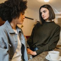 Desahogar tus frustraciones con amigos hace que te quieran más, según la ciencia. Excepto si haces esto