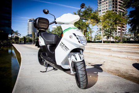 Moto eléctrica blanco