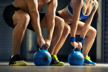 Una kettlebell basta para ganar masa muscular: así puedes lograrlo