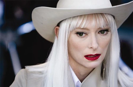 El impresionante look de Tilda Swinton en 'Los límites del control'