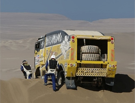 dakar2010_camion-con-serios-problemas-en-dunas.jpg