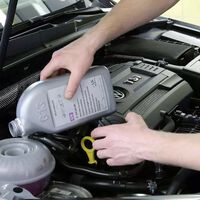 Así puedes saber qué tipo de anticongelante usa tu coche y por qué no debes mezclar el verde con el rojo 