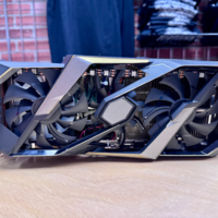 Parece una tarjeta gráfica, pero no lo es. Alguien ha usado la carcasa de su GPU para construir un PC más potente de lo que crees